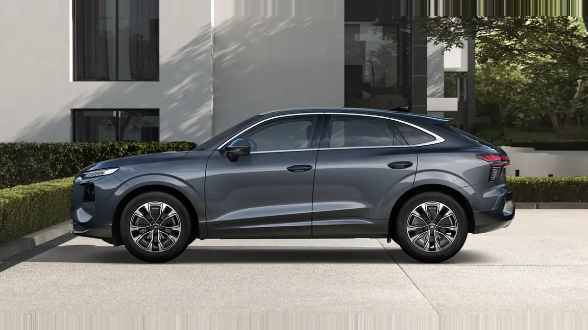 Audi Q3 Sportback Advanced TFSI 110kW S Tronic de renting para Burgos — Lateral