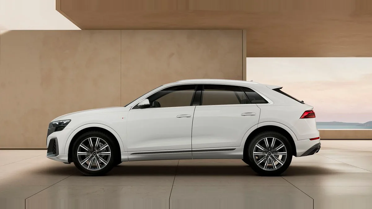 Audi Q8 SUV S line 45 TDI Quattro Tiptronic de renting para Burgos — Lateral