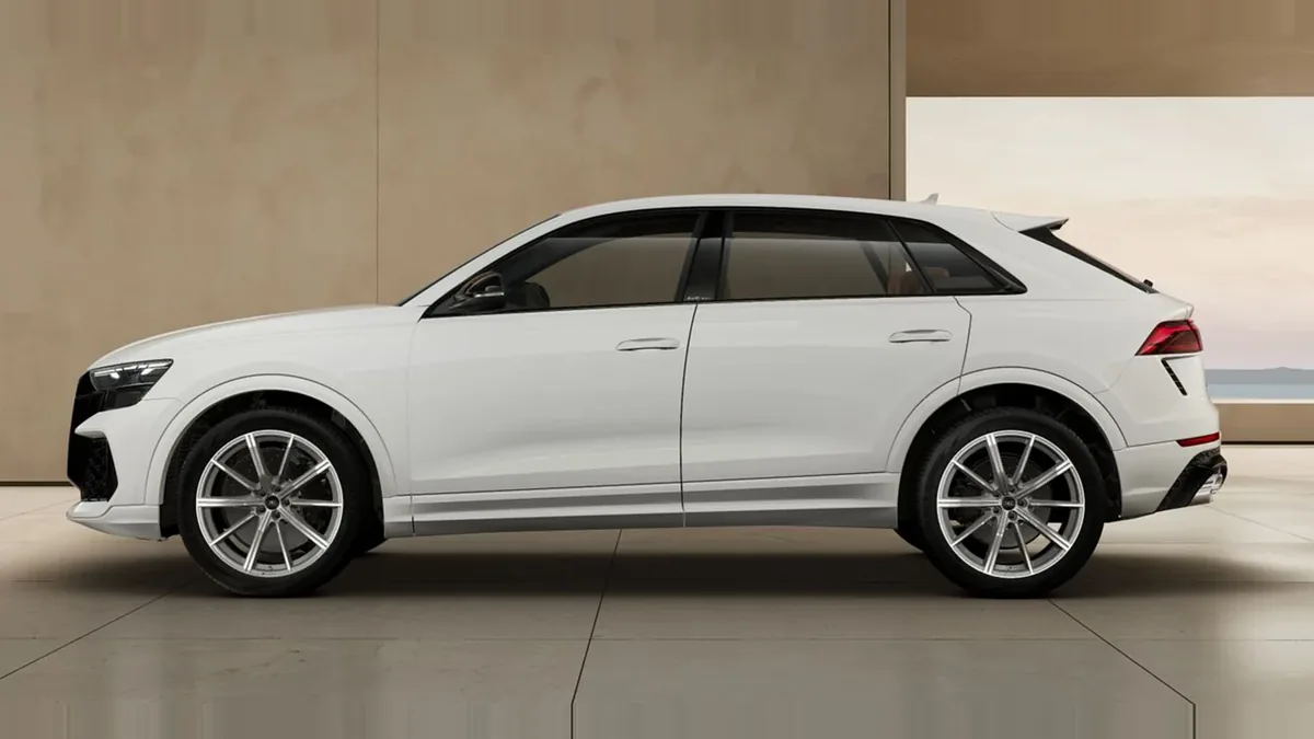 Audi RS Q8 441kW TipTronic de renting para Burgos — Lateral