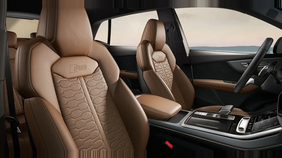 Audi RS Q8 441kW TipTronic de renting para Burgos — Interior