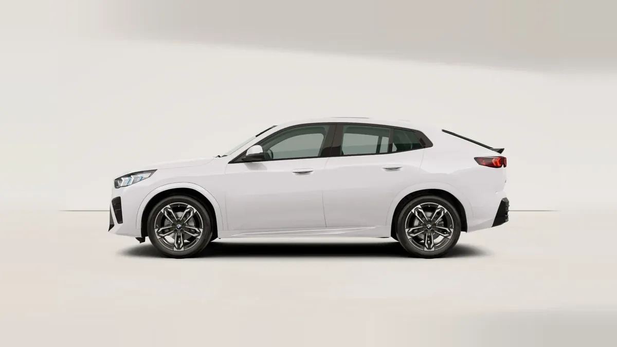 BMW ix2 eDrive20 de renting para Burgos — Lateral