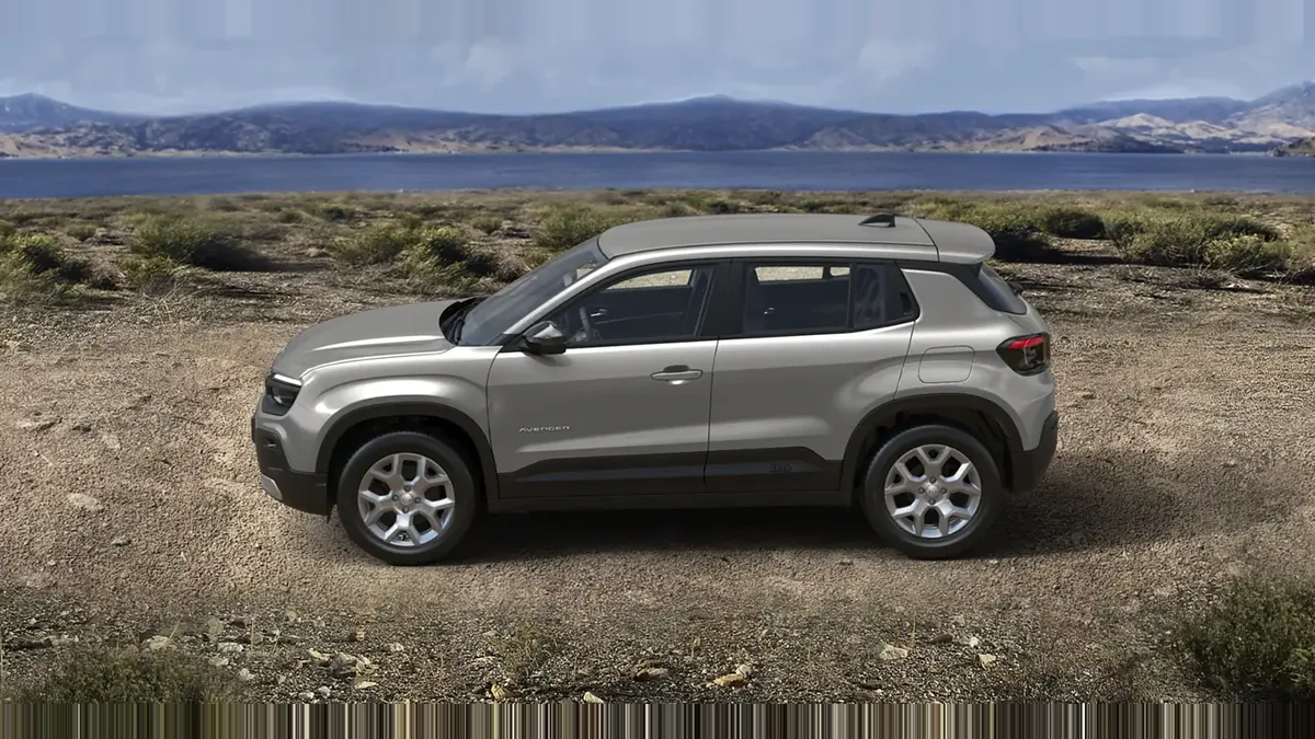 Jeep AVENGER E-HYBRID ALTITUDE de renting para Burgos — Lateral