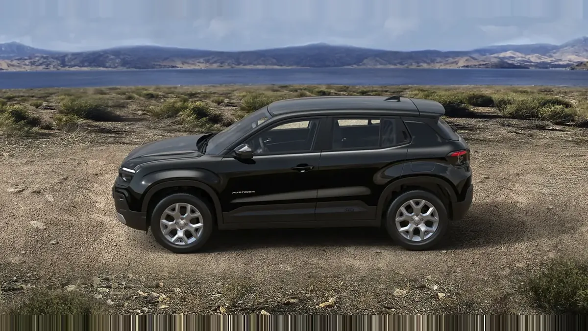 Jeep AVENGER E-HYBRID ALTITUDE de renting para Burgos — Trasera