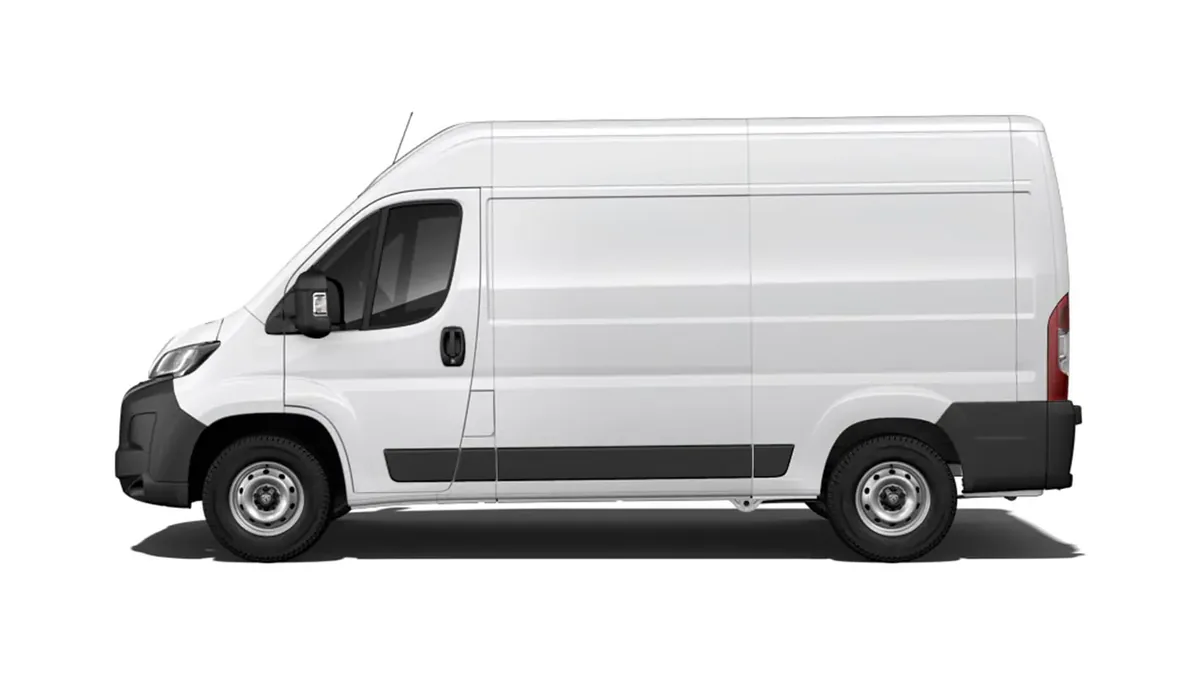 Peugeot Boxer 3.5 L2H2 BHDi S&S 6vel de renting para Burgos — Lateral