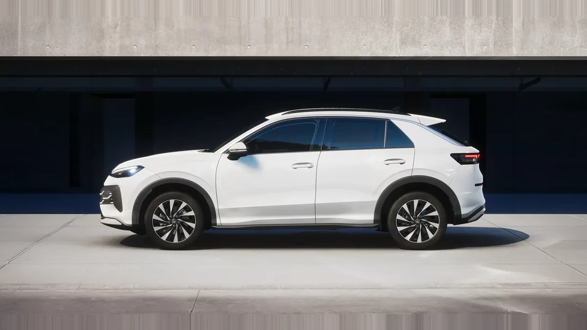 Volkswagen T-ROC Match 1.5 eTSI 85kW (116CV) DSG de renting para Burgos — Lateral